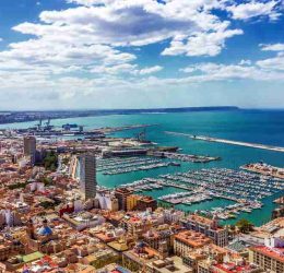 Alicante leży u stóp skalistej góry, na której wznosi się starożytna twierdza Castillo de Santa Bárbara.